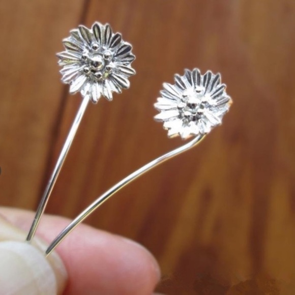 Unique flower earrings silver color - Picture 2 of 2